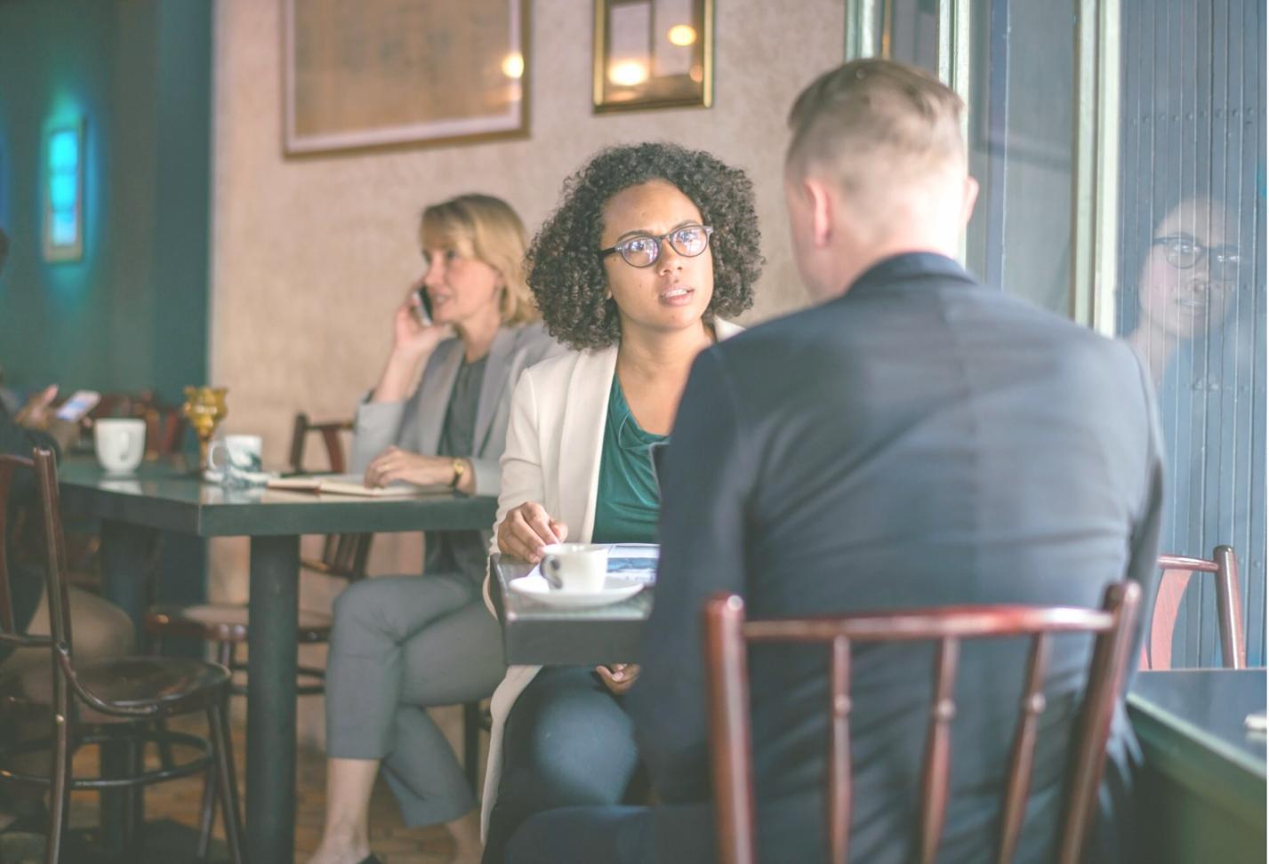 Ambiente di apprendimento con materiali di studio sparsi su un tavolo